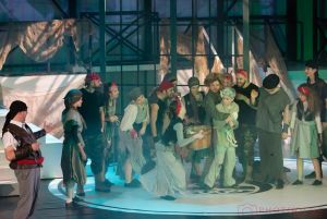 kolorowe-fantastyczne-kostiumy-21-poruszajacych-piosenek-bogata-scenografia-ten-spektakl-trzeba-zobaczyc-fot-olga-cieslar