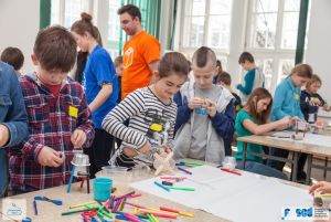 fundacja-fscd-walczy-z-pogladem-ze-dziewczynki-nie-moga-byc-dobre-w-naukach-scislych