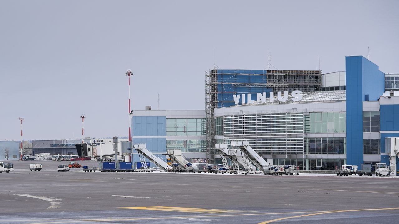 Lotnisko w Wilnie na Litwie wstrzymało w niedzielę działalność z powodu pojawienia się na radarze niezidentyfikowanych balon&oacute;w nadlatujących prawdopodobnie z Białorusi &ndash;...