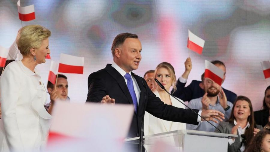 Wyniki z 50 proc. komisji: A.Duda – 50,8 proc., R. Trzaskowski – 49,2 proc. (fot. PAP/Leszek Szymański)