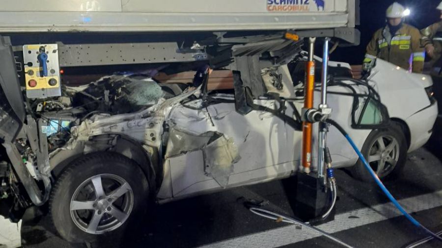 Wyszyn, A2, wpadek, samochód wbił się w ciężarówkę, Konin - Koło - Warszawa  (fot. OSP w Kunach)
