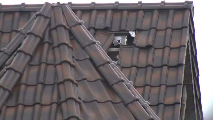Dziury po dachówkach zabezpieczali strażacy. Fot. TVP3 Katowice