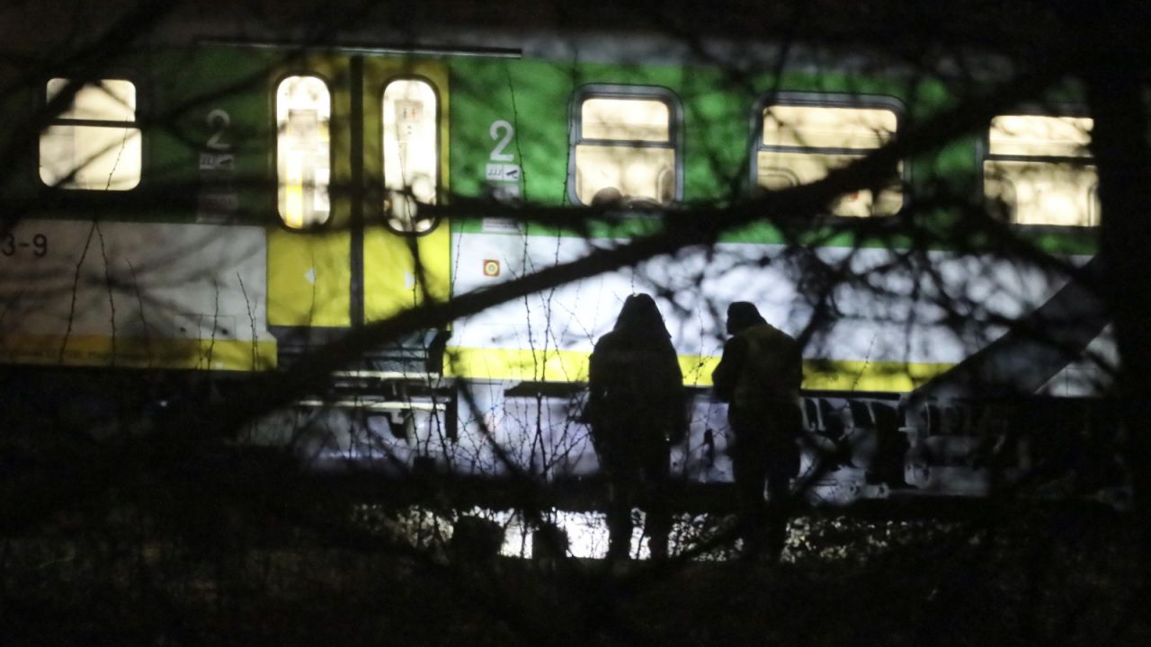 Podróżnym i obsłudze pociągu nic się nie stało (fot. arch.PAP) Podróżnym i obsłudze pociągu nic się nie stało (fot. arch.PAP)