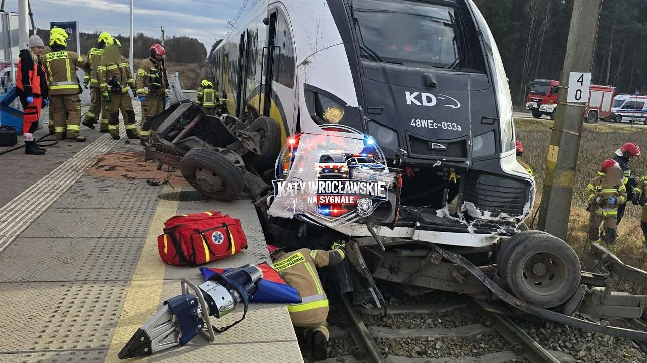 Bus wjechał pod pociąg koło Wrocławia. Interweniował śmigłowiec LPR