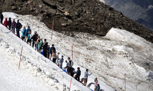 Austria, 31 lipca 2018 roku. Nieznośny upadł doskwiera mieszkańcom i turystów, spędzają więc letni dzień na pokrytym lodowcem szczycie góry Kitzsteinhorn w pobliżu Kaprun. Austriacka prognozy pogody przewidują wysokie temperatury, powyżej 35 stopni Celsjusza. Fot. PAP /EPA / CHRISTIAN BRUNA