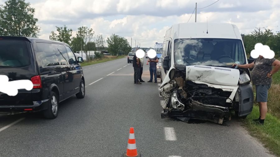 Czołowe zderzenie w Domaszowicach. Poszkodowana kobieta trafiła do szpitala - fot. Wypadki i Zagrożenia Drogowe Kielce i Okolice