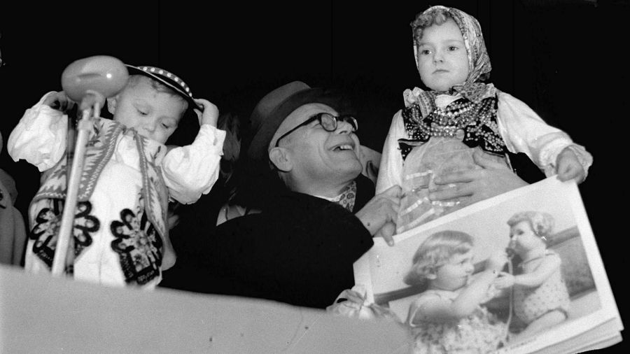 Władysław Gomułka, już jako I sekretarz KC PZPR, z dziećmi góralskimi. 1959 r. Fot. PAP/CAF