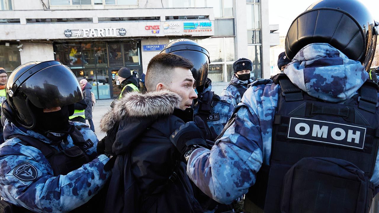 Kreml represjonuje opornych sięgając nawet po abusrdalne zarzuty (fot. Oleg Nikishin/Getty Images)
