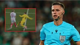 Damian Sylwestrzak dopiero na monitorze zobaczył, że to był poważny rażący faul zasługujący na czerwoną kartkę. (zdjęcia: Getty Images/Canal Plus) 