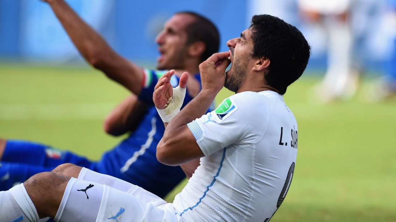 Giorgio Chiellini i Luis Suarez chwilę po słynnym ugryzieniu (fot. Getty Images)