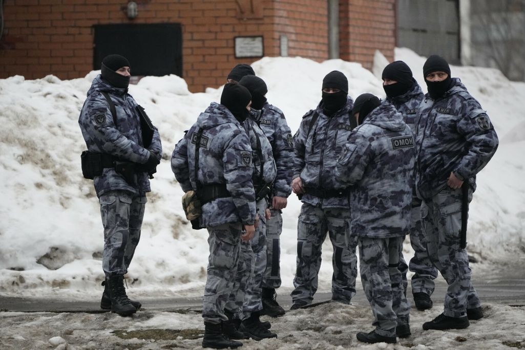 Супрацоўнікі АМАПу ахоўваюць тэрыторыю каля царквы іконы Божай Маці «Утоли моя печали» ў маскоўскім раёне Мар’іна. Масква, Расея. 1 сакавіка 2024 года. (Фота: AP / East News)
