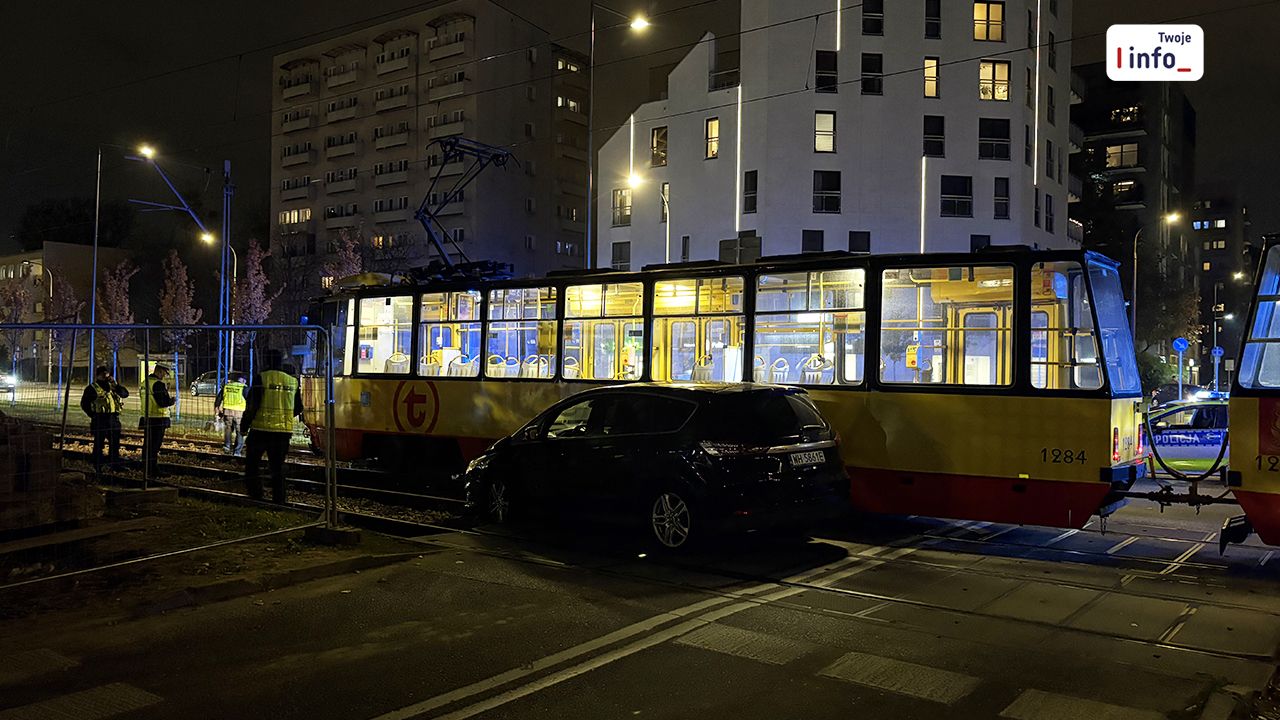 Wypadek w Warszawie. Samochód uderzył w tramwaj i zawisł na torowisku