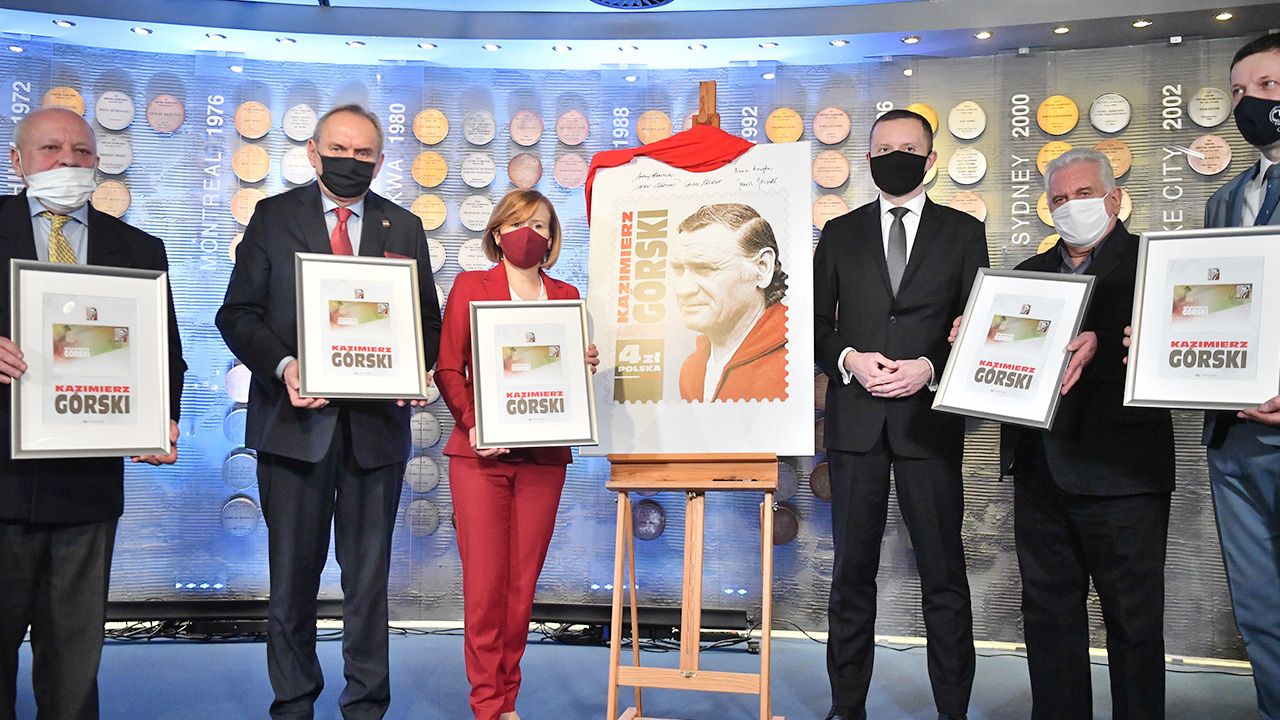 Znaczki z podobizną wybitnego trenera są od dziś w sprzedaży (fot. PAP/Piotr Nowak) Znaczki z podobizną wybitnego trenera są od dziś w sprzedaży (fot. PAP/Piotr Nowak)
