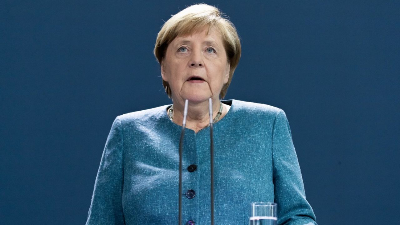 Po ujawnieniu tej informacji przez niemiecki rząd Merkel powiedziała, że „nasuwają się tu bardzo poważne pytania, na które jedynie rosyjski rząd może i musi odpowiedzieć” (fot. PAP/EPA/HAYOUNG JEON/POOL)