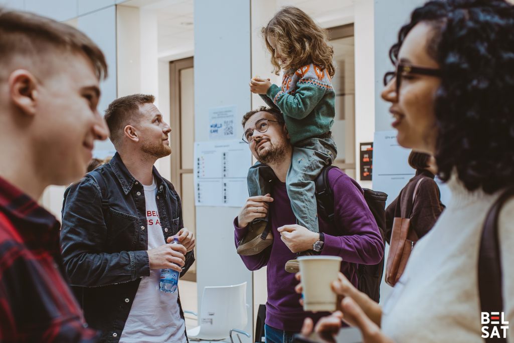 Палітолаг Арцём Шрайбман з дачкой на Belarus Future Unconference 2024. Варшава, Польшча, 23 лістапада 2024 года. Фота: Белсат
