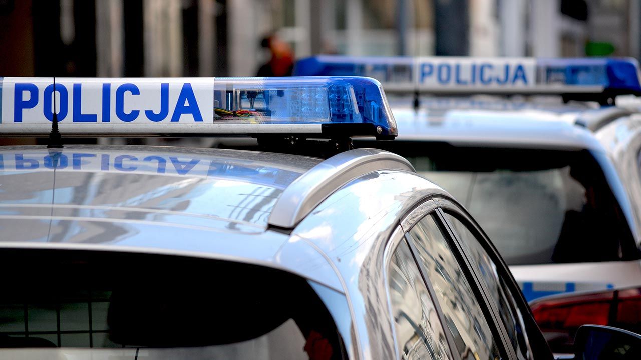Policjanci szukają napastnika (fot. Shutterstock/DarSzach)