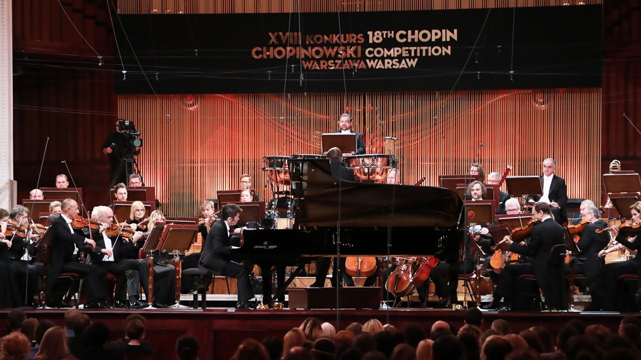 Kanadyjski pianista J J Jun Li Bui podczas koncertu w ramach finału Konkursu Chopinowskiego w sali koncertowej Filharmonii Narodowej w Warszawie (fot. PAP/W.Olkuśnik)
