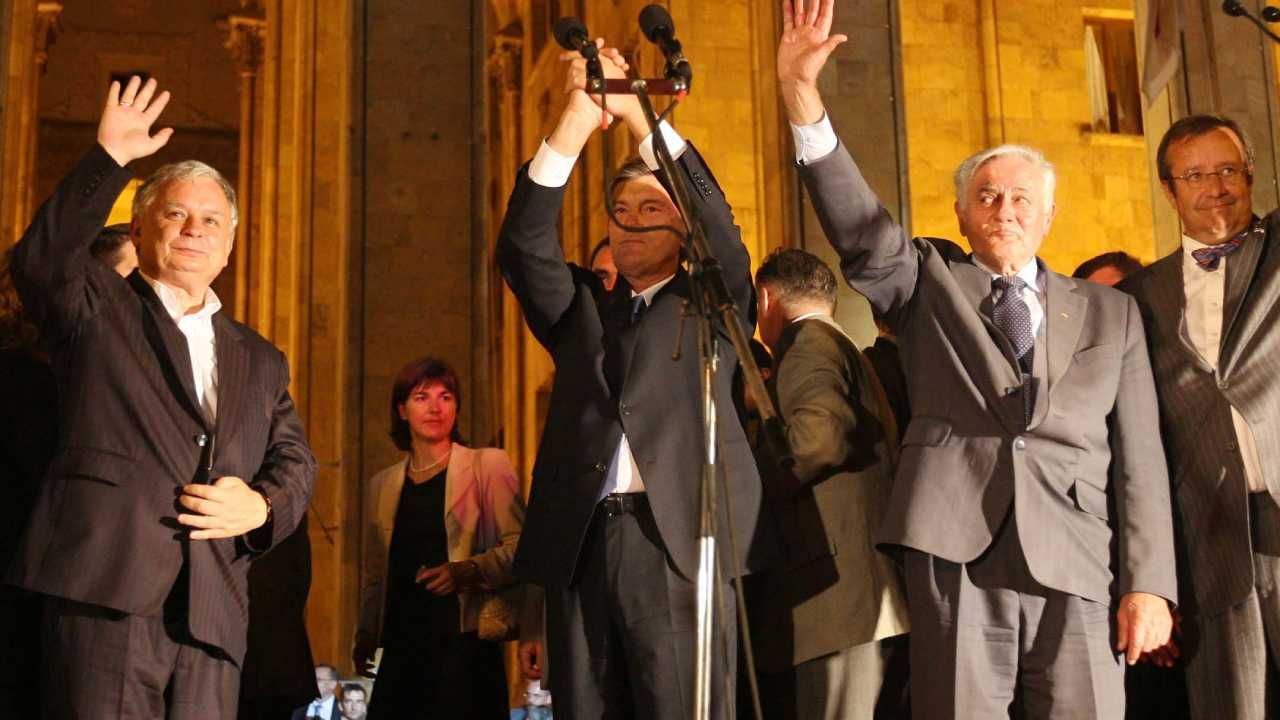 Od lewej: Prezydent Lech Kaczyński, prezydent Ukrainy Wiktor Juszczenko, prezydent Litwy Valdas Adamkus i prezydent Estonii Toomas Hendrik Ilves podczas wiecu w Tbilisi w 2008 r. (fot. PAP/Radek Pietruszka)