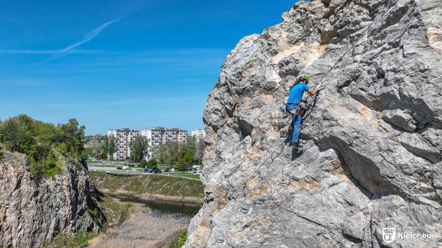 Via Ferrata, czyli żelazna droga na Kadzielni. Tu wspinać może się prawie każdy. Zdjęcie: kielce.eu