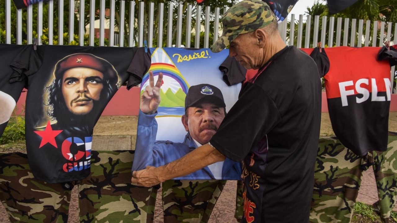 Koszulki z Prezydentem Danielem Ortegą i komunistycznym zbrodniarzem Ernesto Che Guevarą (fot. Getty Images/Getty Images)