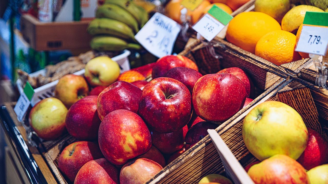 3,5 mld kilogramów na sezon. Polska pozostaje największym producentem jabłek w Europie. (fot. Shutterstock/Daniel Jedzura) 3,5 mld kilogramów na sezon. Polska pozostaje największym producentem jabłek w Europie. (fot. Shutterstock/Daniel Jedzura)