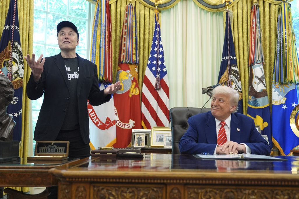 Ілон Маск та Дональд Трамп в Овальному кабінеті. Фото: AP Photo/Evan Vucci