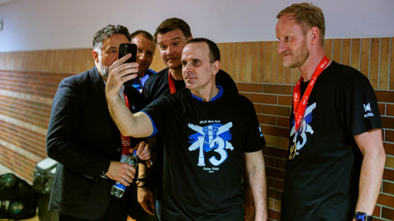 Trener Xavi Sabate, na zdjęciu z telefonem (fot. Jerzy Stankowski / Orlen Wisła Płock)