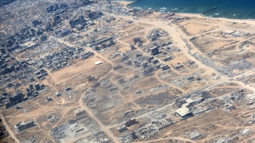 Вид с воздуха на город Газа во время продолжающихся попыток сбросить гуманитарную помощь на парашютах с военных транспортных самолетов. 6 августа 2025 года. Фото: Salaheddin Mohamad / Anadolu via Getty Images
