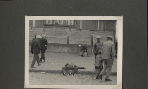 Zwłoki zmarłych z głodu na ulicy („Auf den Strassen”). (Zdjęcie z albumu kard. Innitzera, opublikowane dzięki uprzejmości Samary Pearce)
