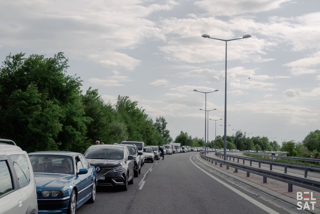Чарга на польска-беларускай мяжы з легкавых аўтамабіляў і аўтобусаў каля пераходу «Тэрэспаль» («Берасце»). Тэрэспаль, Польшча. 14 траўня 2024 года. (Фота: Карына Пашко / Белсат)