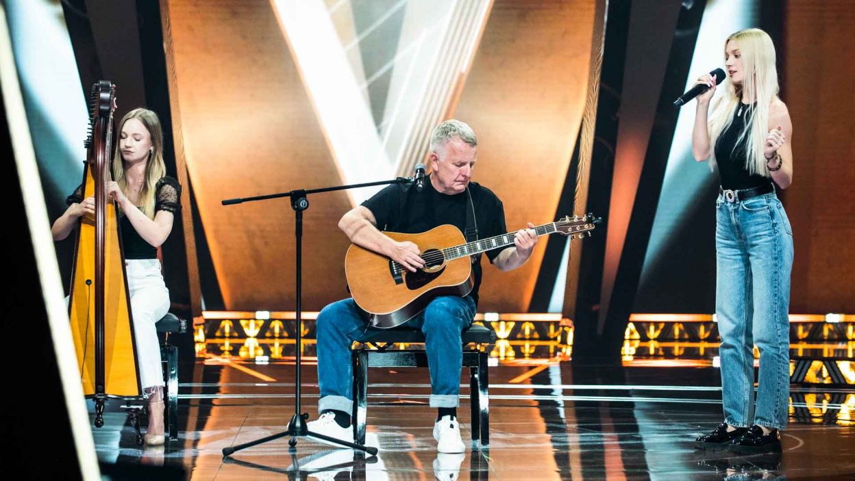 Stanisław Głowala wzruszył trenerów swoim wykonaniem utworu „The Sound of Silence” duetu Simon & Garfunkel. Ostatecznie trafił do drużyny Majki Jeżowskiej. Fot. Arsen Petrovych, Natasza Młudzik/ TVP