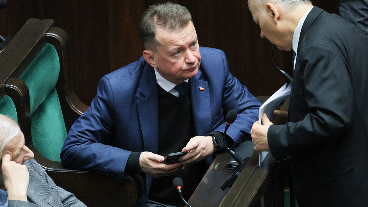 Błaszczak zachwalał fundusz SAFE, a zagłosował przeciw. „Amnezja?”