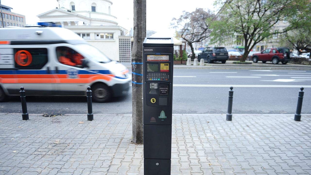 Wprowadzenie opłat za parkowanie w weekendy w śródmieściu to dobra decyzja? (fot. arch.PAP/Jacek Turczyk)