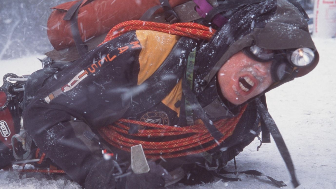Kadr z filmu „Granice wytrzymałości” (Vertical Limit) Martina Campbella z 2000 roku (Columbia Pictures). Nicholas Lea gra dowódcę ekspedycji wysokogórskiej Toma Mclarena, który pomimo niebezpiecznych warunków pogodowych stara się zdobyć szczyt K2 za namową swojego klienta, Elliota Vaughna. Fot. Getty Images