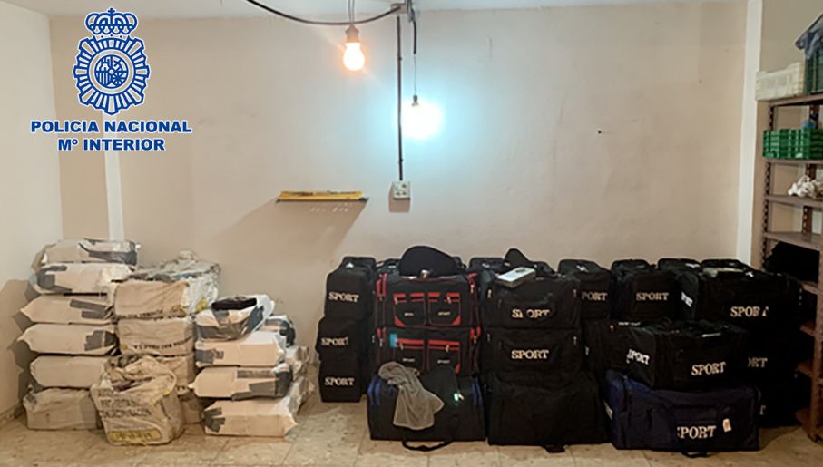 Część narkotyków ukryto w torbach, gotowych do przewiezienia poza Hiszpanię (fot. Policia Nacional)