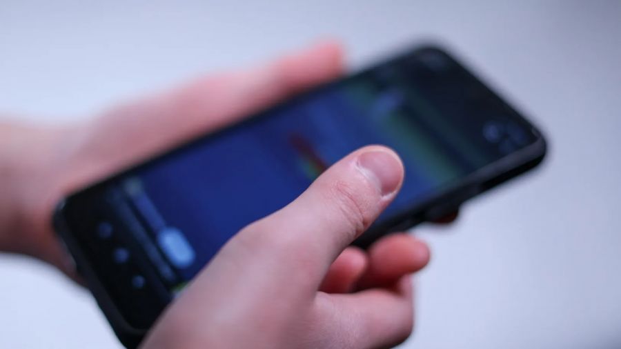 Często korzystanie ze smartfonów w obecności dzieci może zaburzać ich rozwój (fot. PAP)