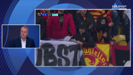 Transparent wywieszony kibiców Jagiellonii Białystok sprawił, że sędzia Paweł Raczkowski przerwał spotkanie PKO BP Ekstraklasy (fot. TVP Sport)