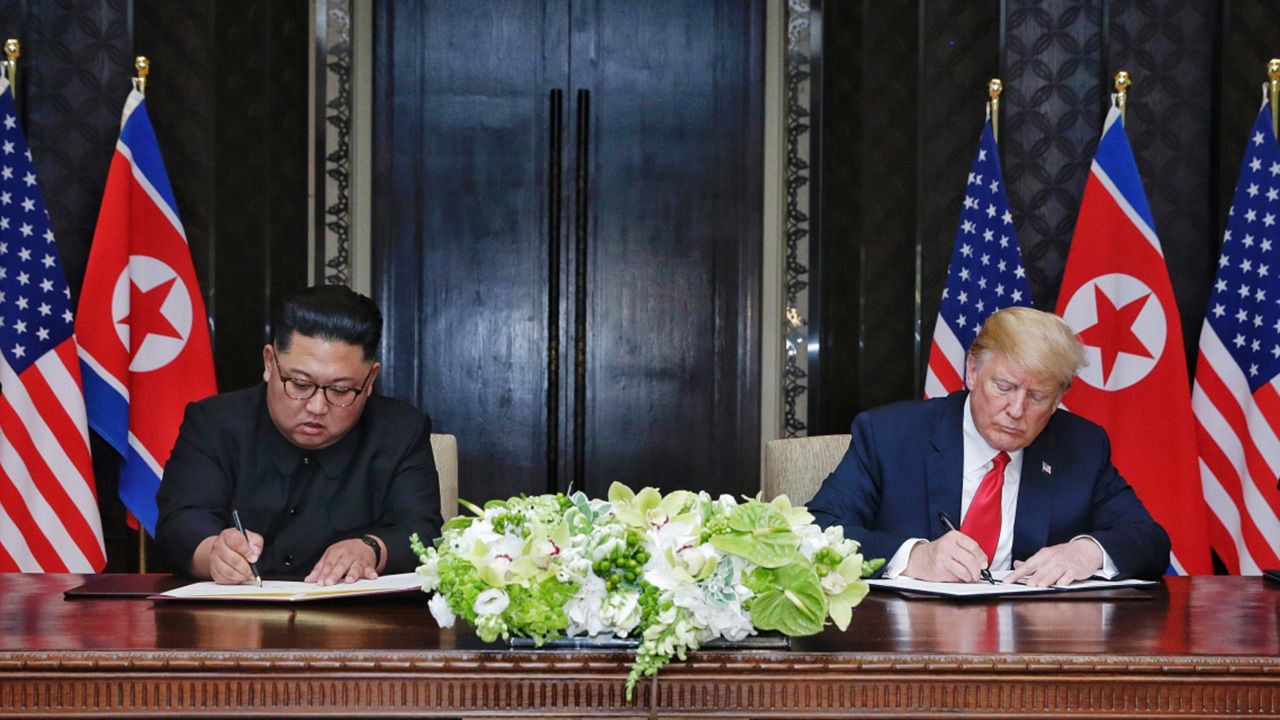 Donald Trump żąda denuklearyzacji Półwyspu Koreańskiego (fot. PAP/EPA/KEVIN LIM / THE STRAITS TIMES)