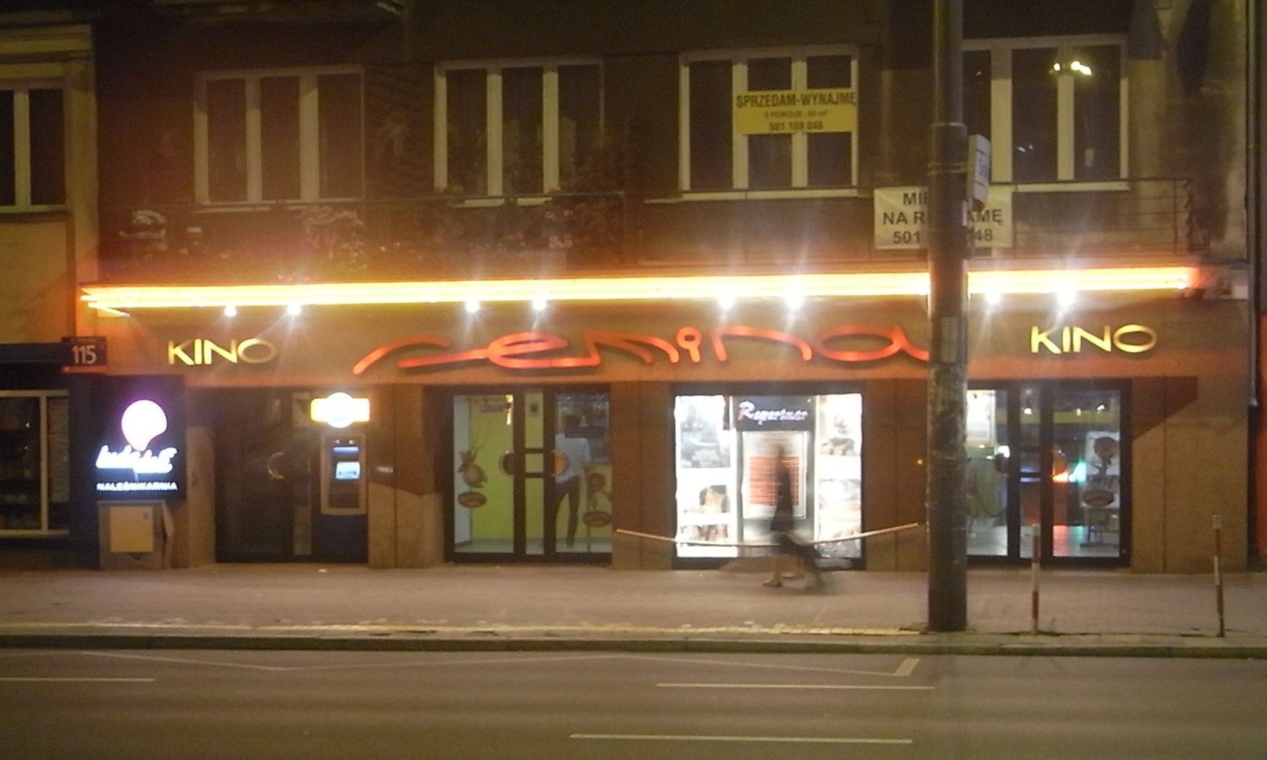 Kino Femina w Warszawie nocą. Wrzesień 2012 roku. Fot. Wikimedia/ Aisano