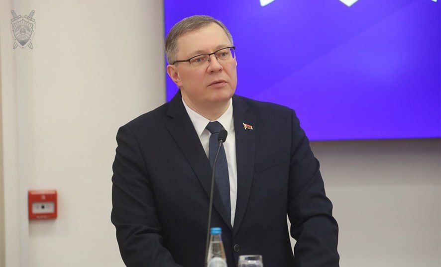 Андрэй Швед выступае перад студэнтамі БДУ, 22 лютага 2024 году. (Фота: prokuraturabelarus / Telegram)