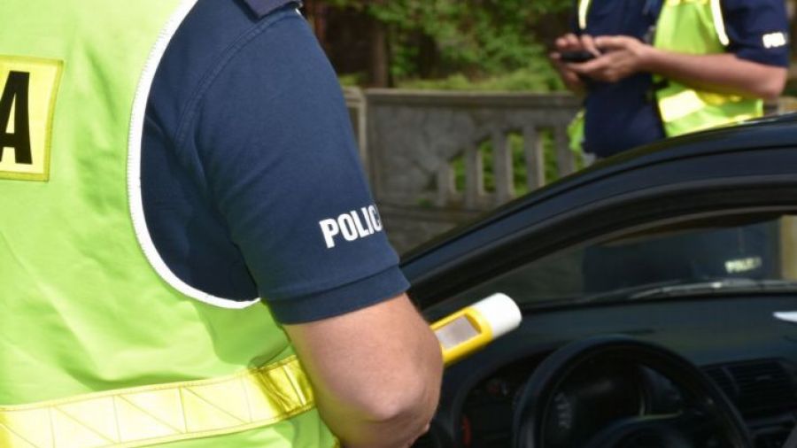 Pijany kierowca widząc policjantów wysiadł i zaczął pchać auto