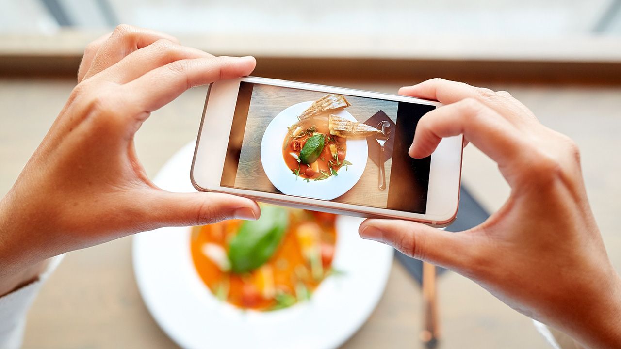 Aplikacja ma ułatwić trzymanie się diety za pomocą metody zapisywania kalorii (fot. Shutterstock/Syda Productions)