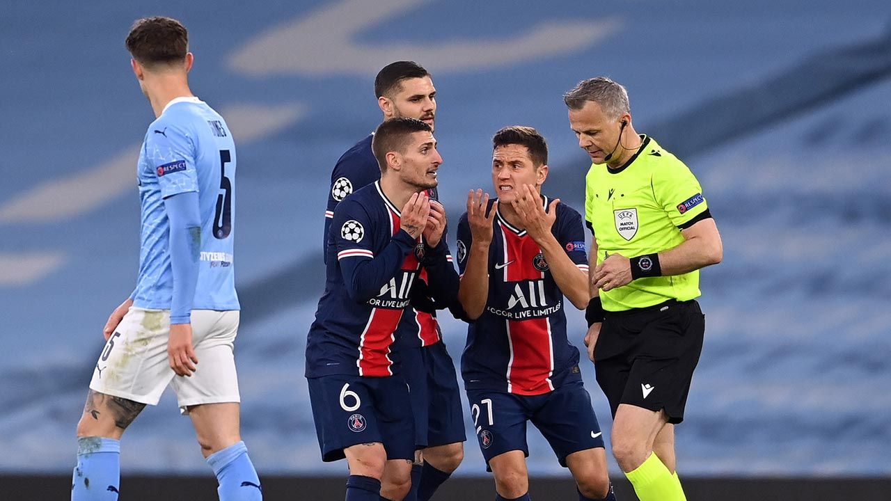 Piłkarze PSG mieli dużo uwag do pracy sędziego (fot. Laurence Griffiths/Getty Images) Piłkarze PSG mieli dużo uwag do pracy sędziego (fot. Laurence Griffiths/Getty Images)