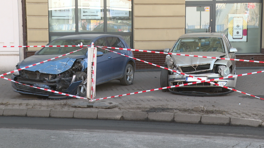 Nastoletni kierowca uszkodził także inne pojazdy. Fot. TVP3 Katowice