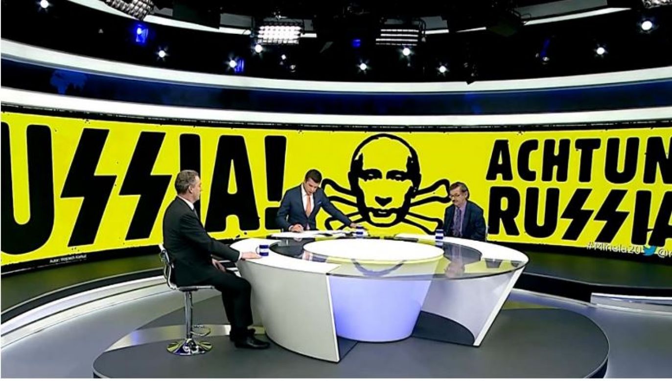 Plakat „Achtung Russia!” wyświetlony w studio TVP Info (fot. TVP Info)