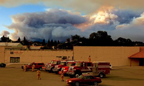 USA, 29 lipca 2018 r. Kalifornijski sprzęt pożarniczy używany w walce z River Fire, czyli częścią wielkiego skupiska pożarów Mendocino Complex Fire w Lakeport. Dwa jego ogniska – River Fire i Ranch Fire –  razem pochłonęły 22 660 hektarów, powiększając spalony teren prawie dwukrotnie od niedzieli. Ponad 10 000 osób zostało już ewakuowanych z tych terenów. Fot. PAP/EPA / ALAN SIMMONS