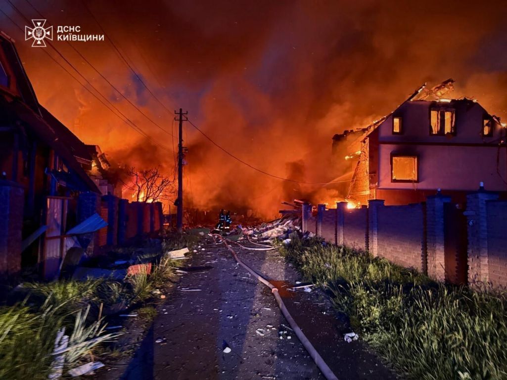 Наступствы расейскага абстрэлу ў Кіеўскай вобласці, Украіна. 25 траўня 2025 года. 25 траўня 2025 года. Крыніца: V_Zelenskiy_official / Telegram