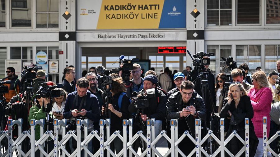 Dziennikarze oczekujący na rozpoczęcie rozmów pokojowych między Ukrainą a Rosją (fot. Cem Tekkesinoglu/Getty Images)