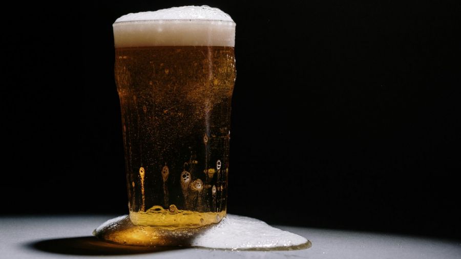 Aż 14 proc. młodych Polaków sięgnęło po alkohol nie mając 14 lat (fot. Pexels)