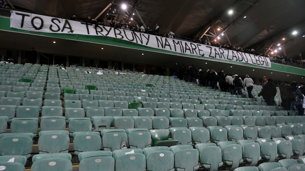 Grupy kibiców Legii Warszawa zadeklarowały, że nie będą prowadziły dopingu i pojawiały się na stadionie przy Łazienkowskiej (fot: PAP)